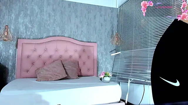 naomidibello online show from July 21, 2026, 7:04 pm