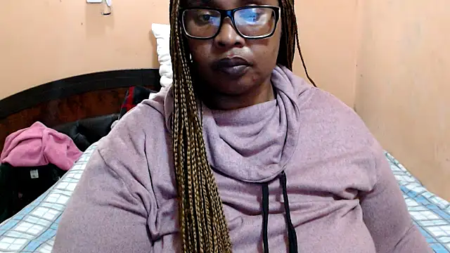 Snapshot of ZOQULUx chatting on June 15, 2026, 7:02 pm ZOQULUx online show from June 15, 2026, 7:02 pm