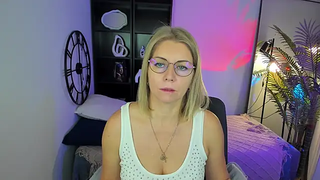 Annie Light online show from September 10, 2025, 5:39 am