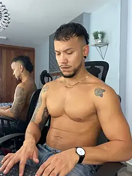 ARON TAYLER01 online show from March 18, 2025, 4:39 pm