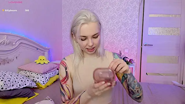 LillyMoure  online show from March 22, 2025, 3:20 am