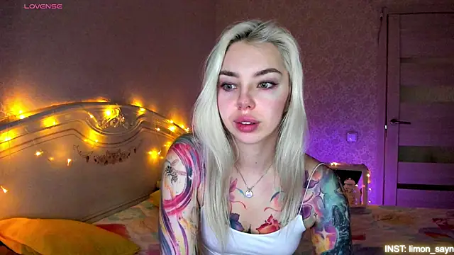 Snapshot of LillyMoure_ chatting on March 5, 2026, 10:48 pm LillyMoure online show from March 5, 2026, 10:48 pm