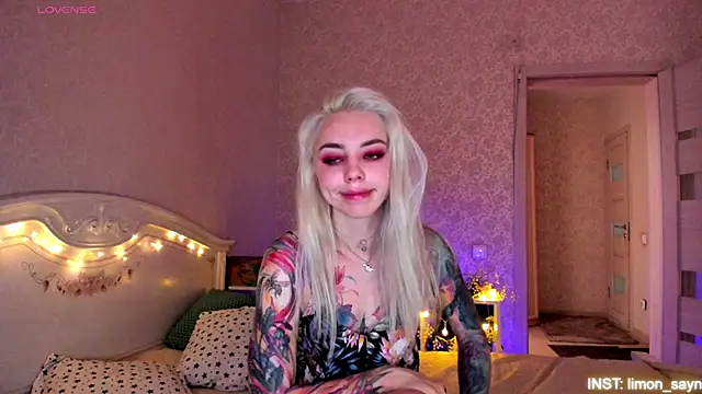 Snapshot of LillyMoure_ chatting on June 14, 2026, 2:24 am LillyMoure online show from June 14, 2026, 2:24 am