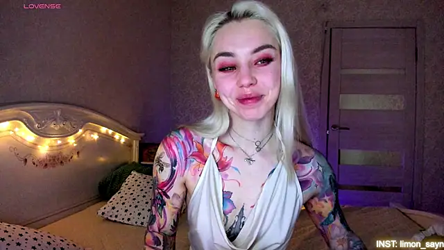 Snapshot of LillyMoure_ chatting on June 1, 2026, 11:37 pm LillyMoure online show from June 1, 2026, 11:37 pm