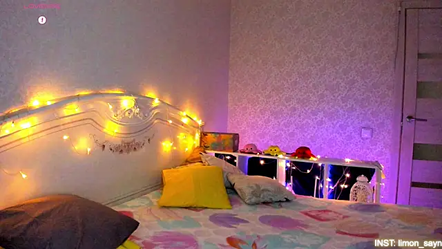 Snapshot of LillyMoure_ chatting on February 27, 2026, 11:15 pm LillyMoure online show from February 27, 2026, 11:15 pm