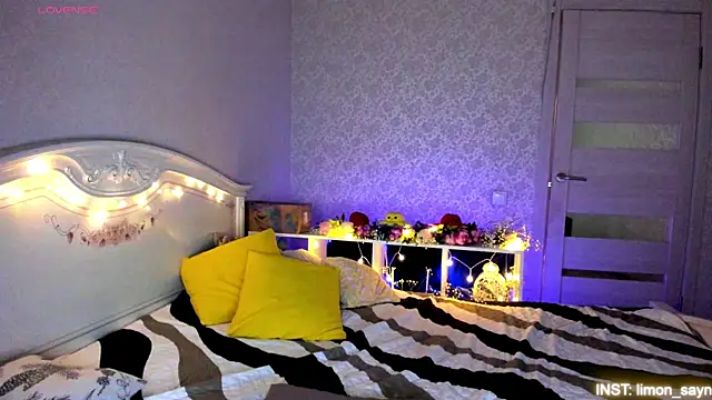 LillyMoure  online show from July 28, 2026, 11:37 pm