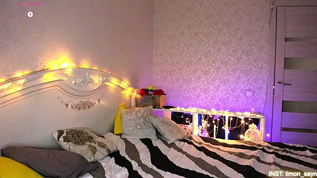 Snapshot of LillyMoure_ chatting on February 10, 2026, 11:26 pm LillyMoure online show from February 10, 2026, 11:26 pm