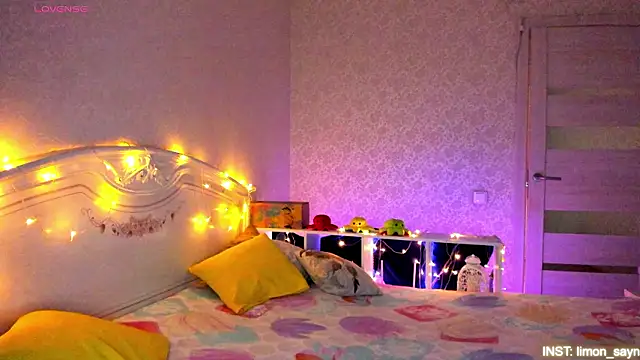 Snapshot of LillyMoure_ chatting on March 9, 2026, 11:30 pm LillyMoure online show from March 9, 2026, 11:30 pm