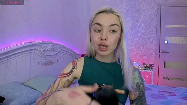 LillyMoure  online show from November 13, 2025, 12:14 am