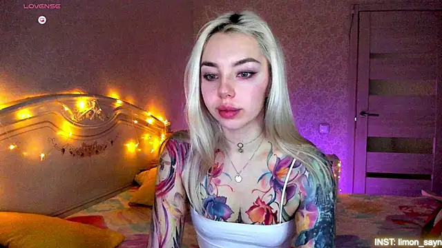 Snapshot of LillyMoure_ chatting on March 12, 2026, 11:20 pm LillyMoure online show from March 12, 2026, 11:20 pm