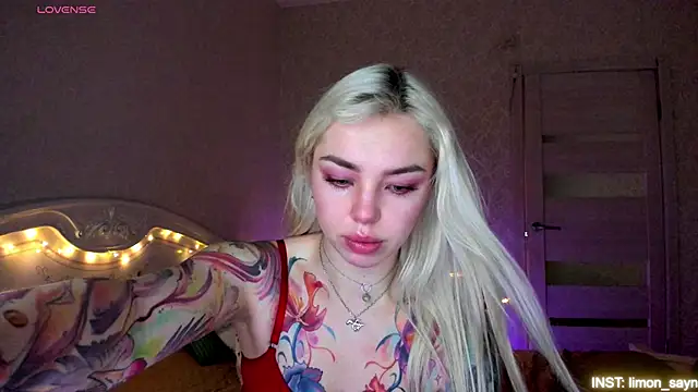 LillyMoure  online show from April 24, 2026, 11:18 pm