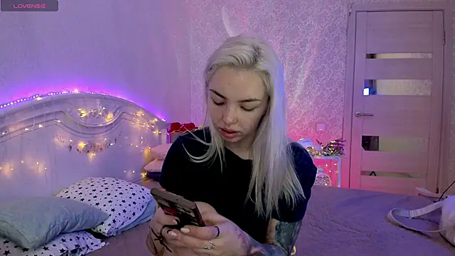 LillyMoure  online show from September 26, 2025, 11:22 pm