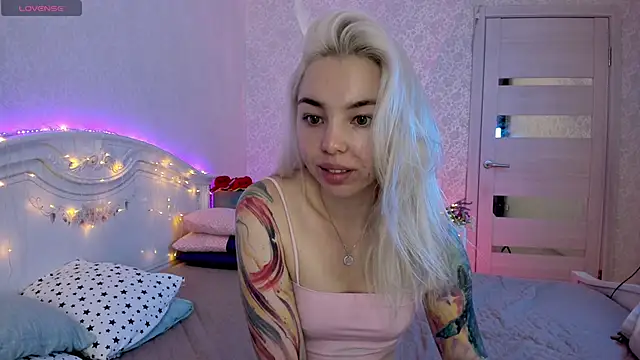 LillyMoure  online show from September 29, 2025, 11:21 pm