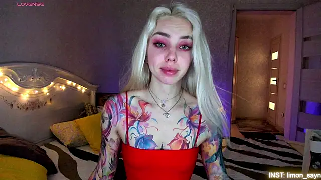 Snapshot of LillyMoure_ chatting on June 16, 2026, 11:27 pm LillyMoure online show from June 16, 2026, 11:27 pm