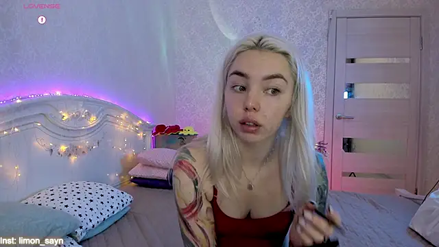 LillyMoure  online show from October 2, 2025, 11:30 pm