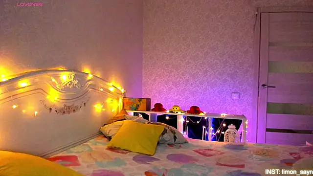 Snapshot of LillyMoure_ chatting on March 16, 2026, 11:18 pm LillyMoure online show from March 16, 2026, 11:18 pm