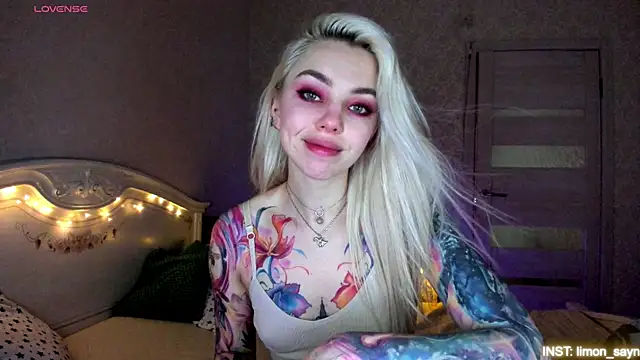 Snapshot of LillyMoure_ chatting on June 4, 2026, 11:20 pm LillyMoure online show from June 4, 2026, 11:20 pm