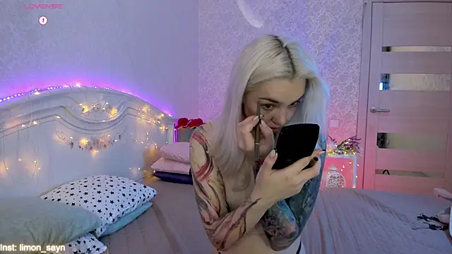 LillyMoure  online show from October 1, 2025, 11:19 pm