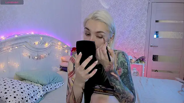 LillyMoure  online show from September 19, 2025, 11:42 pm