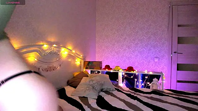 Snapshot of LillyMoure_ chatting on February 22, 2026, 10:55 pm LillyMoure online show from February 22, 2026, 10:55 pm