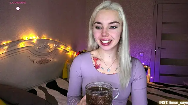 Snapshot of LillyMoure_ chatting on February 9, 2026, 11:03 pm LillyMoure online show from February 9, 2026, 11:03 pm