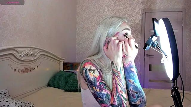 Snapshot of LillyMoure_ chatting on June 10, 2026, 11:06 pm LillyMoure online show from June 10, 2026, 11:06 pm