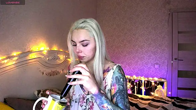 Snapshot of LillyMoure_ chatting on February 12, 2026, 10:42 pm LillyMoure online show from February 12, 2026, 10:42 pm