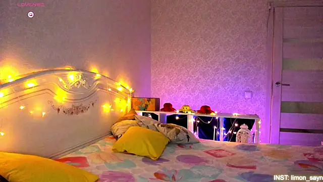 Snapshot of LillyMoure_ chatting on March 17, 2026, 11:08 pm LillyMoure online show from March 17, 2026, 11:08 pm