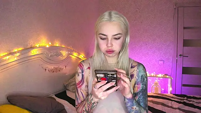 Snapshot of LillyMoure_ chatting on February 5, 2026, 11:11 pm LillyMoure online show from February 5, 2026, 11:11 pm