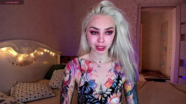 Snapshot of LillyMoure_ chatting on June 14, 2026, 2:19 am LillyMoure online show from June 14, 2026, 2:19 am