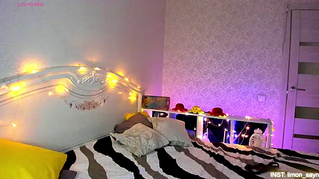 Snapshot of LillyMoure_ chatting on February 23, 2026, 11:16 pm LillyMoure online show from February 23, 2026, 11:16 pm