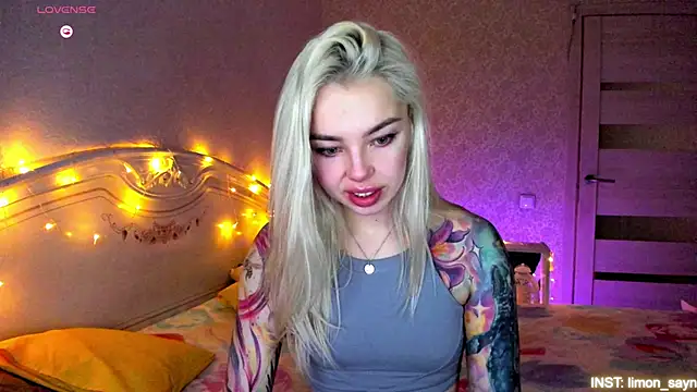 Snapshot of LillyMoure_ chatting on March 4, 2026, 11:56 pm LillyMoure online show from March 4, 2026, 11:56 pm