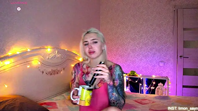 Snapshot of LillyMoure_ chatting on February 26, 2026, 11:05 pm LillyMoure online show from February 26, 2026, 11:05 pm