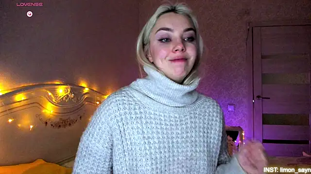 Snapshot of LillyMoure_ chatting on March 8, 2026, 2:04 am LillyMoure online show from March 8, 2026, 2:04 am