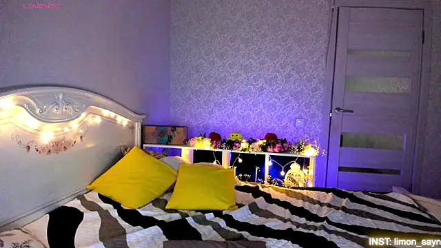 LillyMoure  online show from August 5, 2026, 11:10 pm