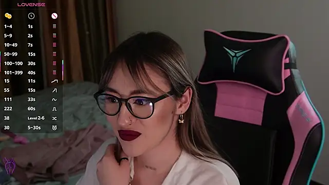 Fiona-Love online show from October 28, 2025, 3:33 pm