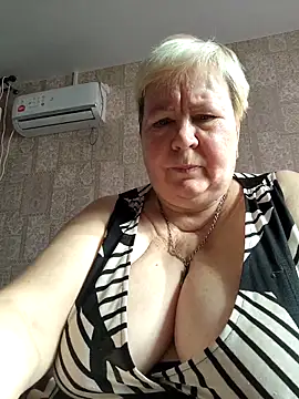 EffectFiona online show from October 4, 2025, 5:53 am