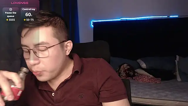 andrewmhilton  online show from December 5, 2025, 2:32 am