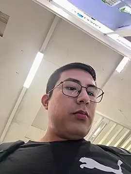 Snapshot of andrewmhilton_ chatting on March 5, 2026, 12:18 am andrewmhilton online show from March 5, 2026, 12:18 am