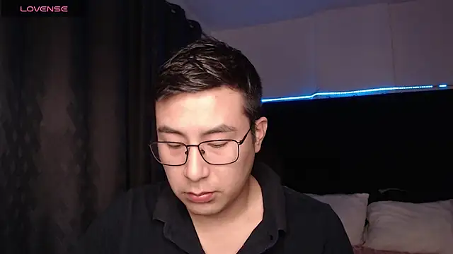 Snapshot of andrewmhilton_ chatting on February 12, 2026, 12:32 am andrewmhilton online show from February 12, 2026, 12:32 am