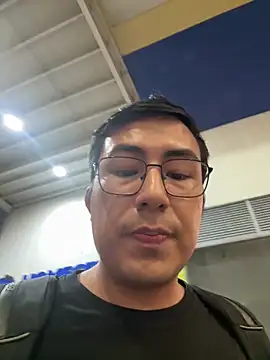 Snapshot of andrewmhilton_ chatting on March 18, 2026, 11:37 pm andrewmhilton online show from March 18, 2026, 11:37 pm