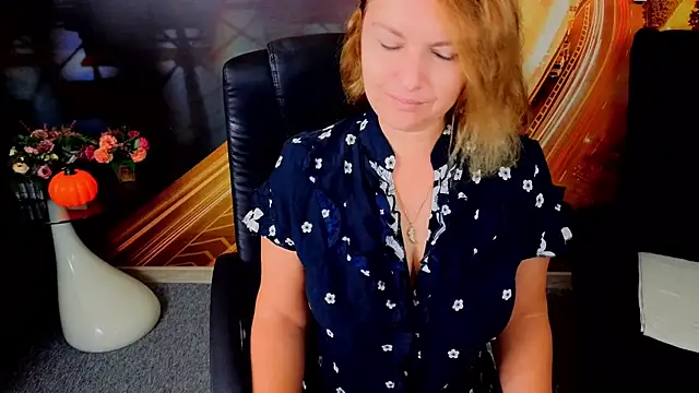 Snapshot of EmmaxPark chatting on November 17, 2025, 6:39 am EmmaxPark online show from November 17, 2025, 6:39 am