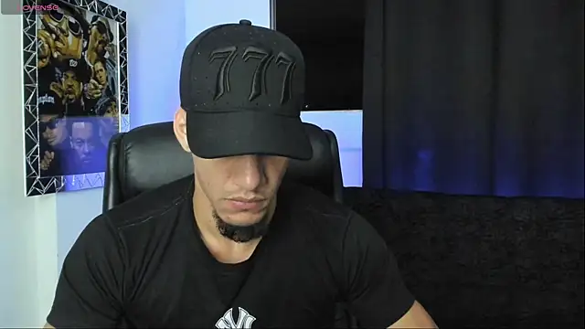 jhonnysnow17 online show from May 5, 2026, 5:32 am