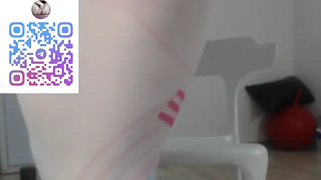 girl squiting online show from October 19, 2025, 9:06 pm