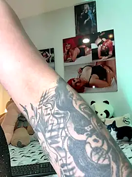 zafiro mo0n online show from December 1, 2025, 11:05 pm