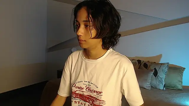 hot little bunny online show from October 3, 2025, 9:27 pm