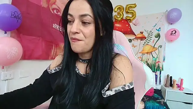 LovelyAzucena online show from May 6, 2026, 3:05 pm