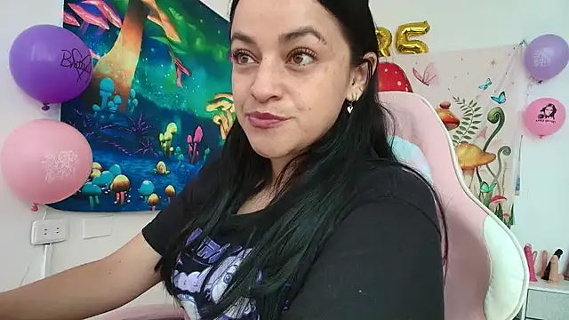 LovelyAzucena online show from May 9, 2026, 2:31 pm
