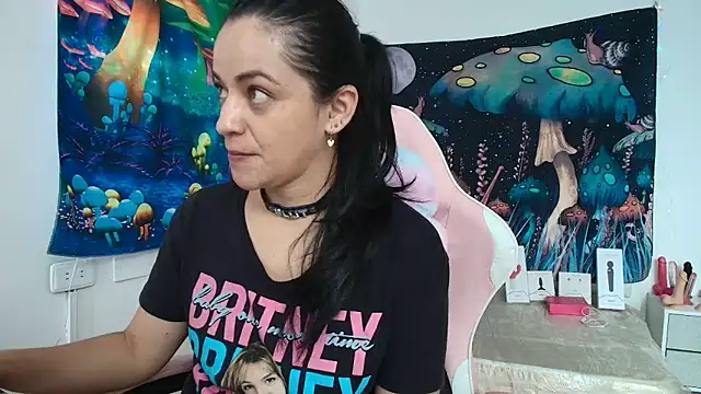 LovelyAzucena online show from April 29, 2026, 3:27 pm