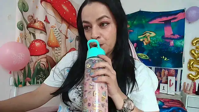 LovelyAzucena online show from May 14, 2026, 1:52 pm